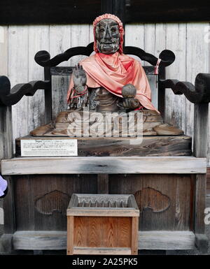 Todai-ji (Östlichen Großen Tempel), ist eine buddhistische Tempelanlage in der Stadt Nara, Japan. Obwohl es ursprünglich im Jahr 738 CE gegründet wurde, Todai-ji wurde erst im Jahre 752 eröffnet. Seine grossen Buddha Halle beherbergt die größte Bronzestatue der Welt des Buddha Vairocana, in Japanisch als Daibutsu bekannt. Der Tempel dient auch als das japanische Hauptquartier der Kegon Schule des Buddhismus. Der Tempel ist ein UNESCO-Weltkulturerbe, als einen der "Historische Monumente für alten Nara Stockfoto