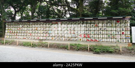 Barrel Sake (nihonshu) an die Meiji Schrein gespendet, in Shibuya, Tokio. Diese Shinto Schrein, die dem Vergöttert Geister von Kaiser Meiji und seine Frau, Empress Shoken gewidmet ist. Das Heiligtum nicht Grab des Kaisers, Fushimi befindet - momoyama, südlich von Kyoto enthalten. Stockfoto