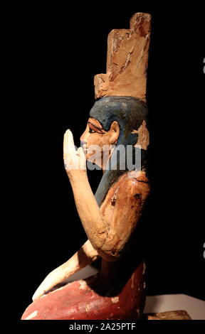 18. Dynastie Holz- grabkunst Statue der Isis, eine große Göttin in alten ägyptischen Religion, deren Verehrung verbreitete sich in der griechisch-römischen Welt. Isis wurde zuerst im Alten Reich erwähnt (C. 2686-2181 BCE) als eine der wichtigsten Figuren des Osiris Mythos, in dem sie erweckt Ihre erschlagenen Ehemann, den göttlichen König Osiris, und produziert und schützt sein Erbe, Horus. Sie hatte geglaubt, um zu helfen, den Toten das Leben nach dem Tod geben, wie Sie Osiris geholfen hatte, Stockfoto