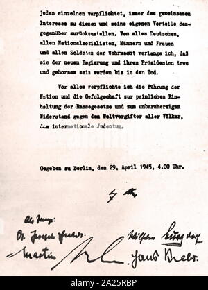 Adolf Hitler unterzeichnet sein Testament im Berliner Führerbunker am 29. April 1945, am Tag, bevor er Selbstmord mit seiner Frau Eva Braun. Der Wille war ein kurzes Dokument, dass Sie Tod über kapitulation gewählt hatte, und dass sie eingeäschert werden; das Zeugnis Signaturen gehören zu Joseph Goebbels, Martin Bormann, Wilhelm Burgdorf und Hans Krebs Stockfoto
