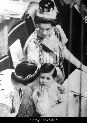 Prinz Charles mit Prinzessin Margaret und Elizabeth die Königin Mutter nehmen an der Krönung von Königin Elizabeth II. 1953 Stockfoto