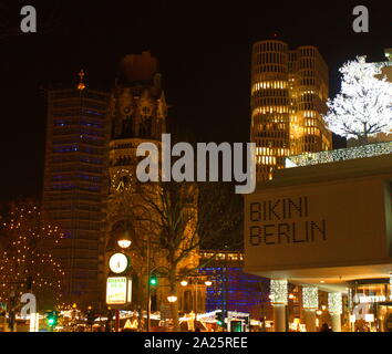 Die Kaiser-Wilhelm-Gedächtniskirche (gedächtniskirche) in Berlin. Die ursprüngliche Kirche auf der Seite wurde in den 1890er Jahren gebaut. Es war bei einem Bombenangriff 1943 zerstört. Das heutige Gebäude, das aus einer Kirche mit einem angeschlossenen Foyer und einem separaten Glockenturm mit angeschlossener Kapelle, wurde zwischen 1959 und 1963 gebaut. Der beschädigte Turm der alten Kirche wurde beibehalten und das Erdgeschoss hat sich zu einem Memorial Hall. Stockfoto