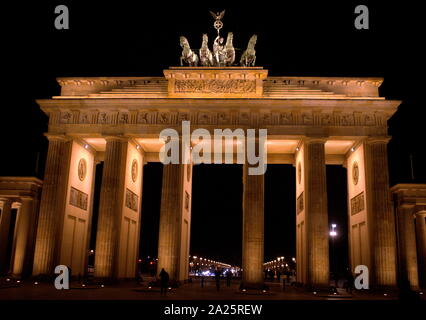 Das Brandenburger Tor (Brandenburger Tor) in der Nacht gesehen. Aus dem 18. Jahrhundert klassizistische Denkmal in Berlin, erbaut auf Befehl des preußischen Königs Friedrich Wilhelm II. nach der Wiederherstellung der Ordnung während der frühen Batavische Revolution. Eine der bekanntesten Sehenswürdigkeiten Deutschlands, die Quadriga, ist eine Skulptur von einem Wagen, gezogen von vier Pferden, geformt von Johann Gottfried Schadow Stockfoto