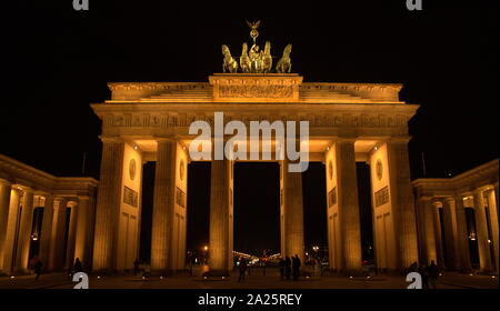 Das Brandenburger Tor (Brandenburger Tor) in der Nacht gesehen. Aus dem 18. Jahrhundert klassizistische Denkmal in Berlin, erbaut auf Befehl des preußischen Königs Friedrich Wilhelm II. nach der Wiederherstellung der Ordnung während der frühen Batavische Revolution. Eine der bekanntesten Sehenswürdigkeiten Deutschlands, die Quadriga, ist eine Skulptur von einem Wagen, gezogen von vier Pferden, geformt von Johann Gottfried Schadow Stockfoto