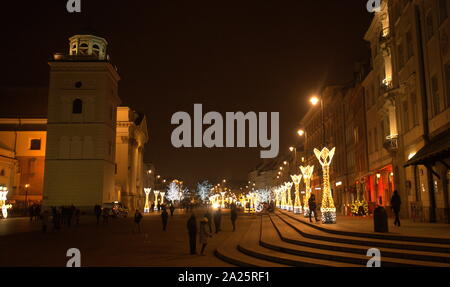 Weihnachten Illuminationen dekorieren Krakowskie Przedmiescie Royal Avenue, Warschau. Diese Straße ist der nördlichste Teil des Warschauer Königsweg, und links die Altstadt und das Königliche Schloss (Schloss Quadrat Stockfoto