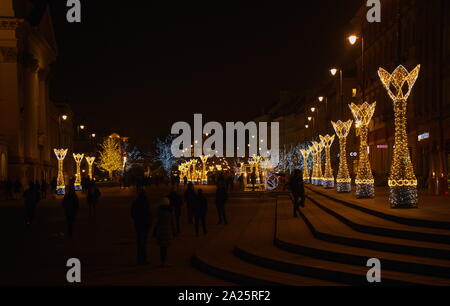 Weihnachten Illuminationen dekorieren Krakowskie Przedmiescie Royal Avenue, Warschau. Diese Straße ist der nördlichste Teil des Warschauer Königsweg, und links die Altstadt und das Königliche Schloss (Schloss Quadrat Stockfoto