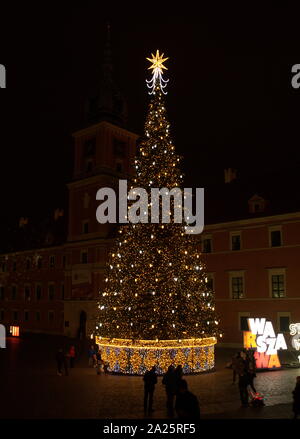 Weihnachten Lichter schmücken einen Baum neben dem königlichen Schloss in Warschau, in der Burg entfernt, am Eingang des Warschauer Altstadt Stockfoto