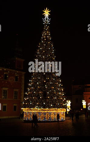 Weihnachten Lichter schmücken einen Baum neben dem königlichen Schloss in Warschau, in der Burg entfernt, am Eingang des Warschauer Altstadt Stockfoto