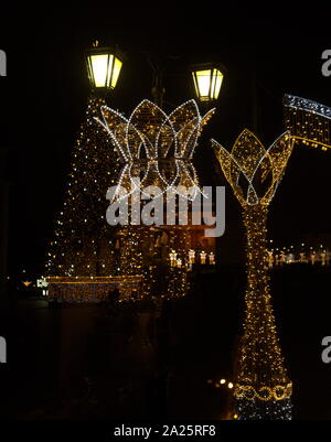 Weihnachten Lichter schmücken einen Baum neben dem königlichen Schloss in Warschau, in der Burg entfernt, am Eingang des Warschauer Altstadt Stockfoto