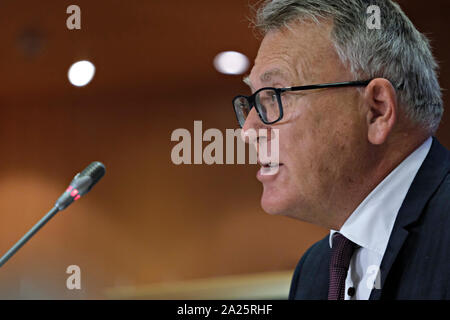 Brüssel, Belgien. 1. Oktober 2019. Die europäischen Arbeitsplätze der designierte Kommissar Nicolas Schmit von Luxemburg beantwortet Fragen während ihrer Anhörung im Europäischen Parlament. Stockfoto