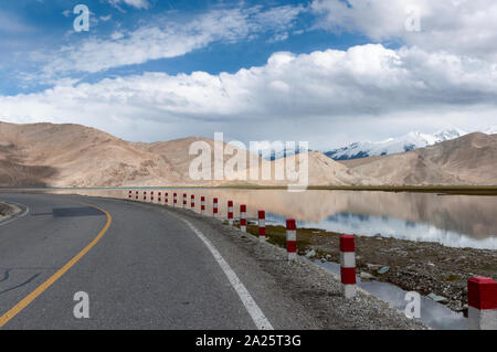 Ansicht der Karakul See entlang des Karakorum Highway mit den Bergen im Hintergrund, Xinjiang, China Stockfoto