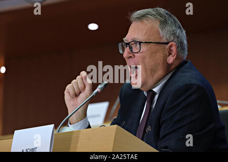 Brüssel, Belgien. 1. Oktober 2019. Die europäischen Arbeitsplätze der designierte Kommissar Nicolas Schmit von Luxemburg beantwortet Fragen während ihrer Anhörung im Europäischen Parlament. Stockfoto