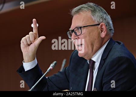 Brüssel, Belgien. 1. Oktober 2019. Die europäischen Arbeitsplätze der designierte Kommissar Nicolas Schmit von Luxemburg beantwortet Fragen während ihrer Anhörung im Europäischen Parlament. Stockfoto