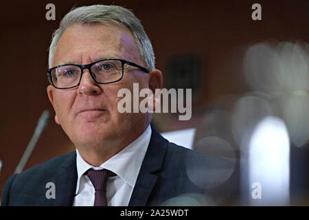 Brüssel, Belgien. 1. Oktober 2019. Die europäischen Arbeitsplätze der designierte Kommissar Nicolas Schmit von Luxemburg beantwortet Fragen während ihrer Anhörung im Europäischen Parlament. Stockfoto