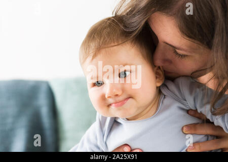 Zärtliche Momente zwischen Mutter und Sohn. Stockfoto