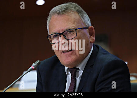 Brüssel, Belgien. 1. Oktober 2019. Die europäischen Arbeitsplätze der designierte Kommissar Nicolas Schmit von Luxemburg beantwortet Fragen während ihrer Anhörung im Europäischen Parlament. Stockfoto