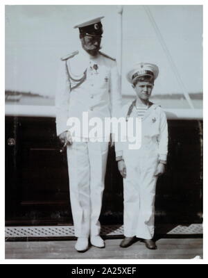 Zar Nikolaus II. von Russland mit seinem Sohn, Alexej die Tsarevich. Alexej Nikolaevich (1904 - 17. Juli 1918) Die Tsarevich des Russischen Reiches. Er war das jüngste Kind und einzige Sohn von Kaiser Nikolaus II. und Zarin Alexandra Feodorowna. Er war mit Hämophilie geboren; das Vertrauen seiner Mutter auf den Wunderheiler Grigori Rasputin zur Behandlung der Krankheit geholfen, über das Ende der Romanov-dynastie bringen. Stockfoto