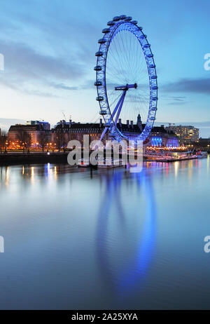 LONDON, GROSSBRITANNIEN, 19. Juni: London Eye, die am 19. Juni 2013 in London, Vereinigtes Königreich ist das höchste Riesenrad Europas auf 135 Meter Stockfoto