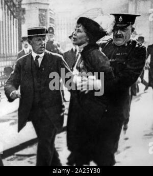 Foto von Emmeline Pankhurst in Großbritannien verhaftet. Emmeline Pankhurst (1858-1928) ein Britischer politischer Aktivist und Helfer der Britischen Suffragettenbewegung, die dazu beigetragen haben, den Frauen das Wahlrecht zu gewinnen. Stockfoto