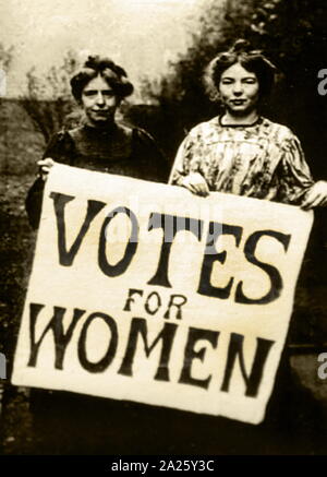 Foto von Frauenrechtlerinnen in Großbritannien protestiert. Eine suffragette war Mitglied der Organisationen der kämpferischen Frauenbewegung im frühen 20. Jahrhundert, die unter dem Motto "Stimmen für Frauen', für das Recht, in öffentlichen Wahlen zu wählen, wie das Frauenwahlrecht bekannt gekämpft. Stockfoto