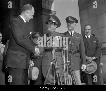 Der Kubanische Führer, Fulgencio Batista, in Washington, D.C. für einen Staatsbesuch 1938. Sumner Brunnen, der Unterstaatssekretär, gezeigt Händeschütteln mit Oberst Fulgencio Batista als Gen. Malin Craig, der Stabschef der US-Armee auf sieht Stockfoto