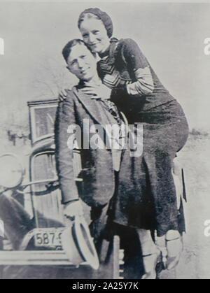 Ein Foto von Bonnie und Clyde. Bonnie Elizabeth Parker (1910-1934) und Clyde Chestnut Barrow (1909-1934) amerikanischer Straftäter, die sich rund um den zentralen Staaten der USA mit ihrer Bande während der Großen Depression gereist. Stockfoto