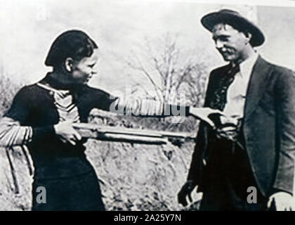 Ein Foto von Bonnie und Clyde. Bonnie Elizabeth Parker (1910-1934) und Clyde Chestnut Barrow (1909-1934) amerikanischer Straftäter, die sich rund um den zentralen Staaten der USA mit ihrer Bande während der Großen Depression gereist. Stockfoto