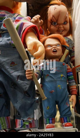 Eine Sammlung von Chucky Puppen von Franchise des Kindes spielen. In dem Film "Good Guys"-Puppe ist besessen von der Serienmörder Charles Lee 'Chucky' Ray, der versucht, seine Seele aus der Puppe zu einem menschlichen Körper zu übertragen. Stockfoto