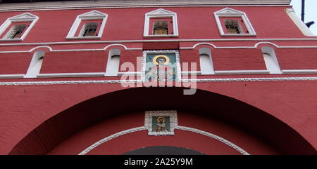 Von außen das Staatliche Russische Museum, früher das Russische Museum Seiner Kaiserlichen Majestät Alexander III, befindet sich am Platz der Künste in St. Petersburg, ist die weltweit größte Depotbank der russischen Kunst. Stockfoto