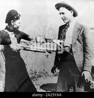 Ein Foto von Bonnie und Clyde. Bonnie Elizabeth Parker (1910-1934) und Clyde Chestnut Barrow (1909-1934) amerikanischer Straftäter, die sich rund um den zentralen Staaten der USA mit ihrer Bande während der Großen Depression gereist. Stockfoto