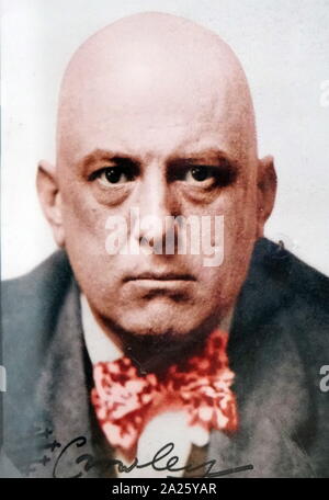 Handsignierte Foto von Aleister Crowley. Aleister Crowley (1875-1947) ein englischer Okkultist, feierliche Magier, Dichter, Maler, Schriftsteller und Bergsteiger Stockfoto