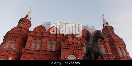 Von außen das Staatliche Russische Museum, früher das Russische Museum Seiner Kaiserlichen Majestät Alexander III, befindet sich am Platz der Künste in St. Petersburg, ist die weltweit größte Depotbank der russischen Kunst. Stockfoto