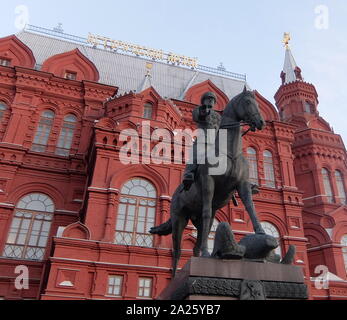 Von außen das Staatliche Russische Museum, früher das Russische Museum Seiner Kaiserlichen Majestät Alexander III, befindet sich am Platz der Künste in St. Petersburg, ist die weltweit größte Depotbank der russischen Kunst. Stockfoto