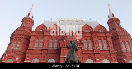 Von außen das Staatliche Russische Museum, früher das Russische Museum Seiner Kaiserlichen Majestät Alexander III, befindet sich am Platz der Künste in St. Petersburg, ist die weltweit größte Depotbank der russischen Kunst. Stockfoto