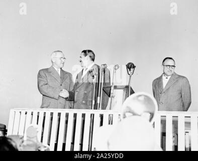 Foto von Präsident Truman die Hände schütteln mit Präsident Prio Socarras Kubas während einer Zeremonie am National Airport in Washington, DC nach der Ankunft des Präsidenten Socarras für einen Besuch. Stockfoto