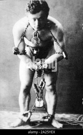 Ein Foto von Harry Houdini in Ketten gesichert. Harry Houdini (1874-1926), ungarisch-amerikanischer illusionist und Stuntman. Stockfoto