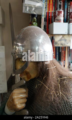 Modell tragen ein Wikinger Krieger Kettenhemd und Helm, mit einem Schwert in der Hand. Stockfoto