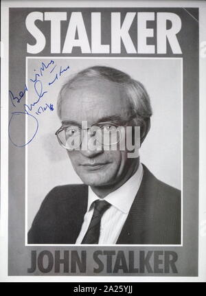 Handsignierte Foto von John Stalker (1939 -) ein ehemaliger stellvertretender Chief Constable von Greater Manchester Police. Er leitete das Stalker Anfrage, daß die Aufnahme der mutmassliche Mitglieder der Provisional Irish Republican Army im Jahr 1982 untersucht. Stockfoto