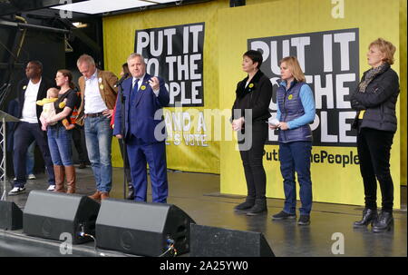 Ian Blackford, Scottish National Party Mitglied des Parlaments für Ross, Skye und Lochaber, Führer des SNP Westminster Group, Adressen der 'Abstimmung' März in Parliament Square, London. Abstimmung der März fand in London statt am 23. März 2019 im Rahmen einer Serie von Demonstrationen gegen Brexit, Aufruf für ein neues Referendum zu protestieren, und die britische Regierung fragen, Artikel 50 zu widerrufen. Es brachte in die Hauptstadt Hunderte von Tausenden von Demonstranten, oder über eine Million Menschen nach Angaben der Veranstalter. Stockfoto