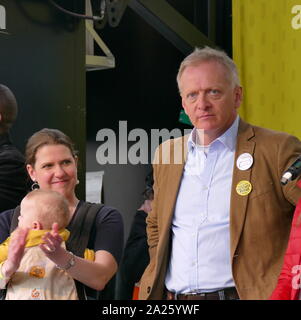 Jo Swinson, britischen liberaldemokratischen Mitglied des Parlaments (MP) und der Konservativen, Phillip Lee, an der "Abstimmung" März in Parliament Square, London. Abstimmung der März fand in London statt am 23. März 2019 im Rahmen einer Serie von Demonstrationen gegen Brexit, Aufruf für ein neues Referendum zu protestieren, und die britische Regierung fragen, Artikel 50 zu widerrufen. Es brachte in die Hauptstadt Hunderte von Tausenden von Demonstranten, oder über eine Million Menschen nach Angaben der Veranstalter. Stockfoto