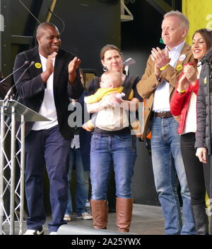 Pro-Referendum MP aus verschiedenen Parteien auf die 'Abstimmung' März in Parliament Square, London. Abstimmung der März fand in London statt am 23. März 2019 im Rahmen einer Serie von Demonstrationen gegen Brexit, Aufruf für ein neues Referendum zu protestieren, und die britische Regierung fragen, Artikel 50 zu widerrufen. Es brachte in die Hauptstadt Hunderte von Tausenden von Demonstranten, oder über eine Million Menschen nach Angaben der Veranstalter. Nach rechts: David Lammy, Jo Swinson, Phillip Lee, Celina CEL Allin-Khan Links Stockfoto