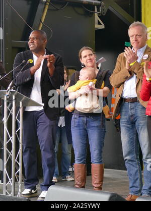 Pro-Referendum MP aus verschiedenen Parteien auf die 'Abstimmung' März in Parliament Square, London. Abstimmung der März fand in London statt am 23. März 2019 im Rahmen einer Serie von Demonstrationen gegen Brexit, Aufruf für ein neues Referendum zu protestieren, und die britische Regierung fragen, Artikel 50 zu widerrufen. Es brachte in die Hauptstadt Hunderte von Tausenden von Demonstranten, oder über eine Million Menschen nach Angaben der Veranstalter. Nach rechts: David Lammy, Jo Swinson, Phillip Lee Links Stockfoto