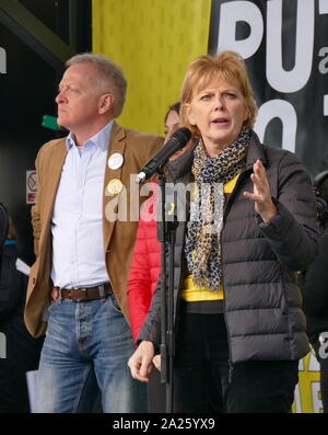 Anna Soubry, Mitglied des Parlaments, die sich auf die 'Abstimmung' März in Parliament Square, London. Stockfoto