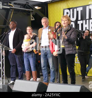 Pro-Referendum MP aus verschiedenen Parteien auf die 'Abstimmung' März in Parliament Square, London. Abstimmung der März fand in London statt am 23. März 2019 im Rahmen einer Serie von Demonstrationen gegen Brexit, Aufruf für ein neues Referendum zu protestieren, und die britische Regierung fragen, Artikel 50 zu widerrufen. Es brachte in die Hauptstadt Hunderte von Tausenden von Demonstranten, oder über eine Million Menschen nach Angaben der Veranstalter. Nach rechts: David Lammy, Jo Swinson, Phillip Lee, Celina CEL Allin-Khan; Anna Soubry Links Stockfoto