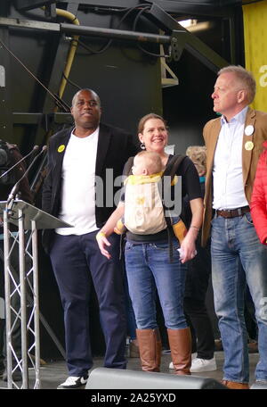 Pro-Referendum MP aus verschiedenen Parteien auf die 'Abstimmung' März in Parliament Square, London. Abstimmung der März fand in London statt am 23. März 2019 im Rahmen einer Serie von Demonstrationen gegen Brexit, Aufruf für ein neues Referendum zu protestieren, und die britische Regierung fragen, Artikel 50 zu widerrufen. Es brachte in die Hauptstadt Hunderte von Tausenden von Demonstranten, oder über eine Million Menschen nach Angaben der Veranstalter. Nach rechts: David Lammy, Jo Swinson, Phillip Lee Links Stockfoto