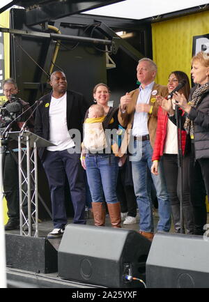 Pro-Referendum MP aus verschiedenen Parteien auf die 'Abstimmung' März in Parliament Square, London. Abstimmung der März fand in London statt am 23. März 2019 im Rahmen einer Serie von Demonstrationen gegen Brexit, Aufruf für ein neues Referendum zu protestieren, und die britische Regierung fragen, Artikel 50 zu widerrufen. Es brachte in die Hauptstadt Hunderte von Tausenden von Demonstranten, oder über eine Million Menschen nach Angaben der Veranstalter. Nach rechts: David Lammy, Jo Swinson, Phillip Lee, Celina CEL Allin-Khan; Anna Soubry Links Stockfoto