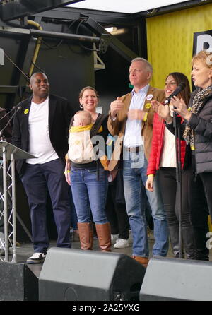 Pro-Referendum MP aus verschiedenen Parteien auf die 'Abstimmung' März in Parliament Square, London. Abstimmung der März fand in London statt am 23. März 2019 im Rahmen einer Serie von Demonstrationen gegen Brexit, Aufruf für ein neues Referendum zu protestieren, und die britische Regierung fragen, Artikel 50 zu widerrufen. Es brachte in die Hauptstadt Hunderte von Tausenden von Demonstranten, oder über eine Million Menschen nach Angaben der Veranstalter. Nach rechts: David Lammy, Jo Swinson, Phillip Lee, Celina CEL Allin-Khan; Anna Soubry Links Stockfoto