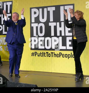 Anna Soubry und Ian Blackford, Mitglieder des Parlaments, die an der "Abstimmung" März in Parliament Square, London. Stockfoto