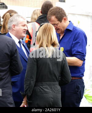 Alastair Campbell, ehemalige Arbeit drücken Sie Berater und Spin Doctor (rechts), mit Ian Blackford, Scottish National Party Mitglied des Parlaments für Ross, Skye und Lochaber, Führer des SNP Westminster Group, bei der "Abstimmung" März in Parliament Square, London. Abstimmung der März fand in London statt am 23. März 2019 im Rahmen einer Serie von Demonstrationen gegen Brexit, Aufruf für ein neues Referendum zu protestieren, und die britische Regierung fragen, Artikel 50 zu widerrufen. Es brachte in die Hauptstadt Hunderte von Tausenden von Demonstranten, oder über eine Million Menschen nach Angaben der Veranstalter. Stockfoto