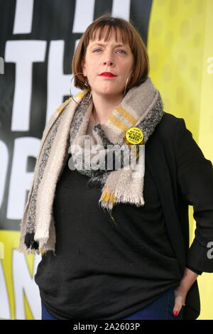 Jess Phillips, Arbeit Mitglied des Parlaments (MP) für Birmingham Yardley, Adressen der 'Abstimmung' März in Parliament Square, London. Abstimmung der März fand in London statt am 23. März 2019 im Rahmen einer Serie von Demonstrationen gegen Brexit, Aufruf für ein neues Referendum zu protestieren, und die britische Regierung fragen, Artikel 50 zu widerrufen. Es brachte in die Hauptstadt Hunderte von Tausenden von Demonstranten, oder über eine Million Menschen nach Angaben der Veranstalter. Stockfoto